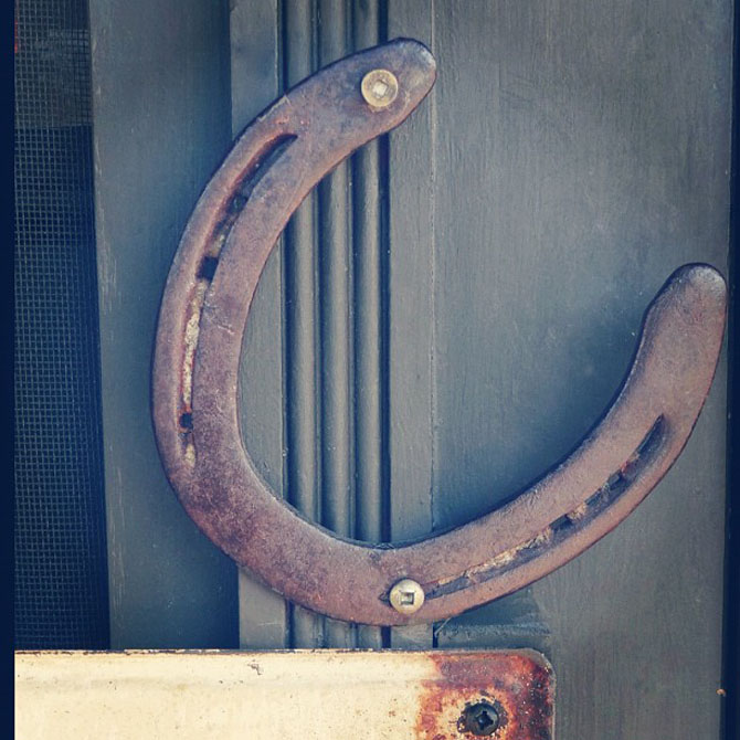 A super unique #DIY on how to create your own door pull with a street sign AND a horseshoe door handle #GreatIdea #DoorHardware #DoorIdea