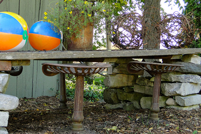 DIY Grapevine Lighting Balls : Learn a fast and easy way to make grapevine balls for your backyard patio. Full grapevine ball tutorial on lynneknowlton.com . So affordable and fun to make !