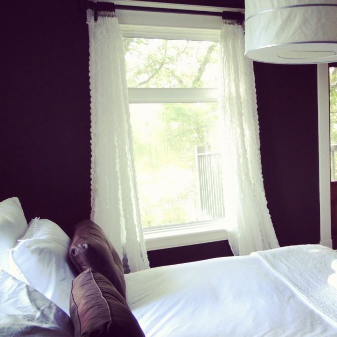 Ikea throw blankets as curtains ! So easy ! DIY ideas galore on the