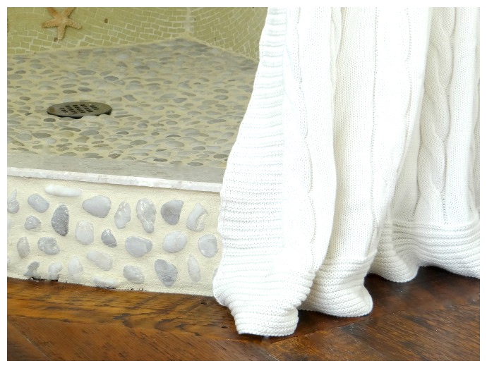 An ikea throw blanket #DIY. A tutorial on how to make your own shower curtain with an Ikea throw blanket.