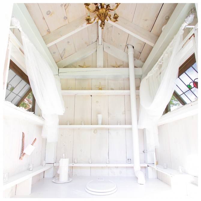 How to build an outhouse. A really pretty one. DESIGN THE LIFE YOU WANT TO LIVE www
