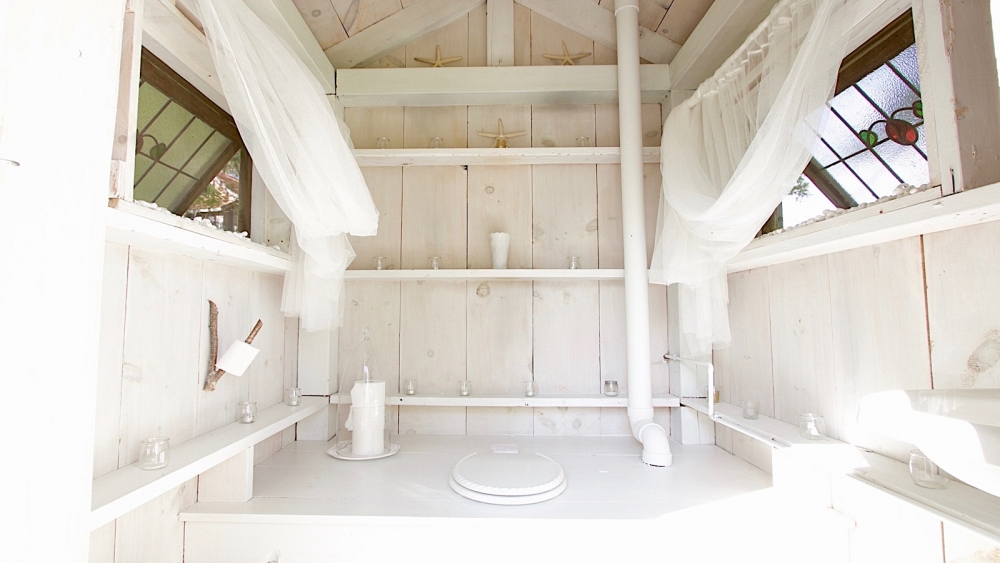 How to build an outhouse. A really pretty one. | DESIGN THE LIFE YOU