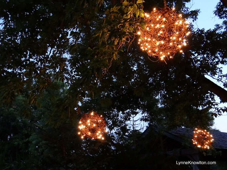 DIY Grapevine lighting ballsWhat a BRIGHT idea