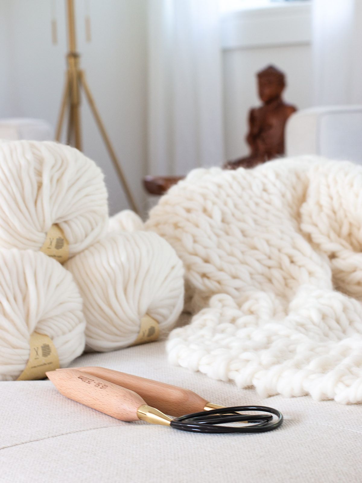 FREE chunky knit blanket pattern. Knit a blanket in a weekend! Easy