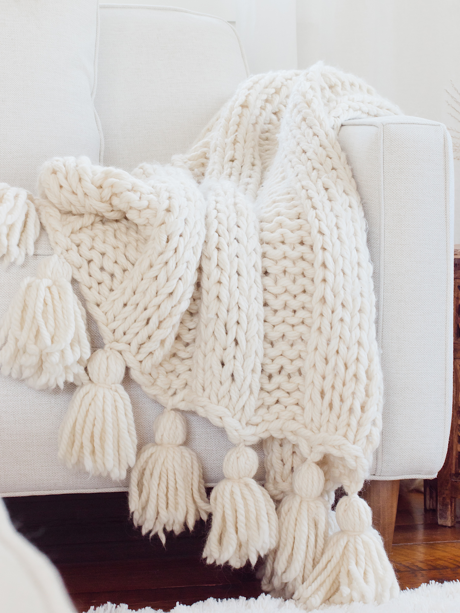 FREE chunky knit blanket pattern. Knit a blanket in a weekend! Easy