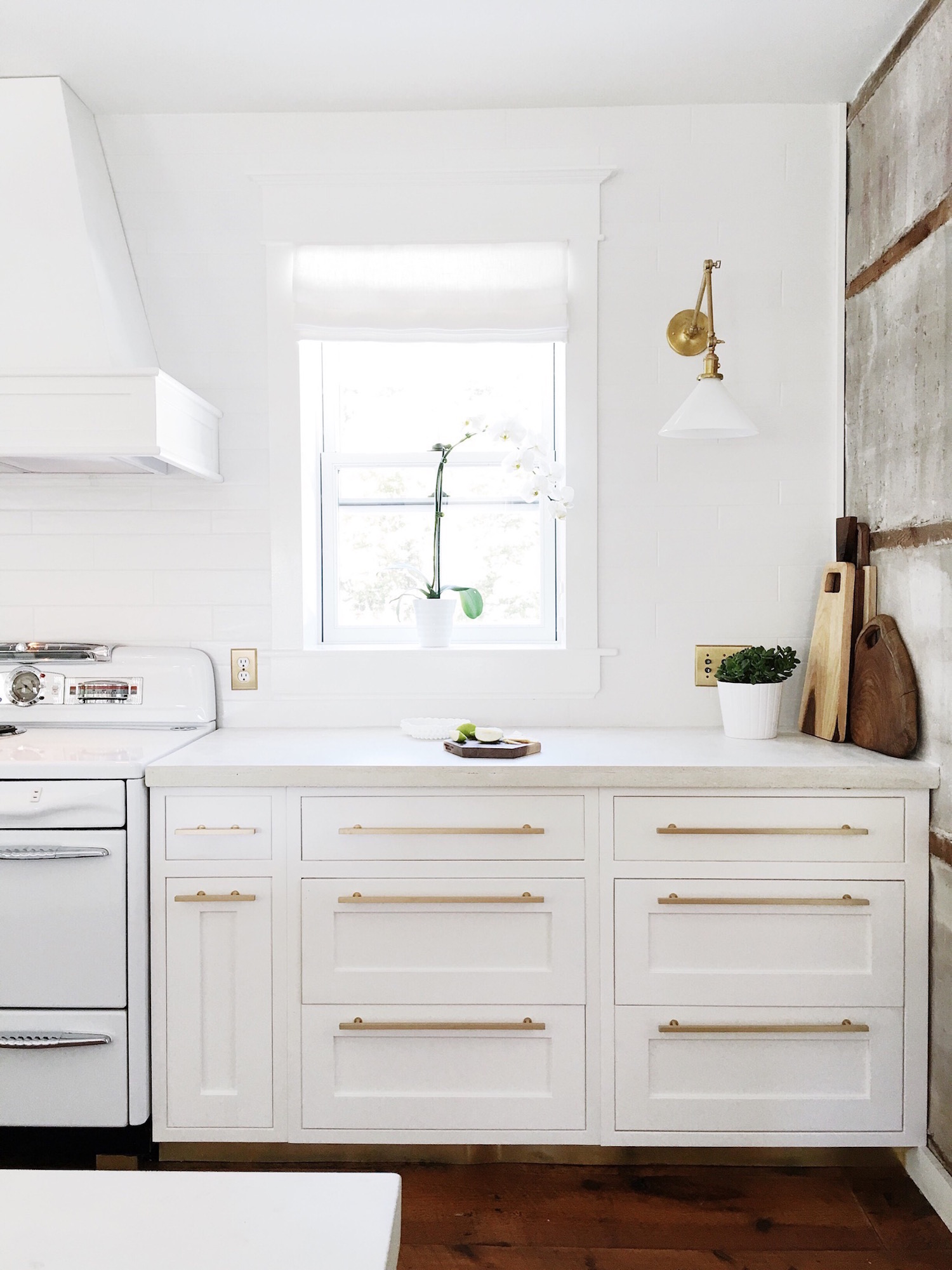 Before and after photos of an ahhhmazing kitchen renovation via @lynneknowlton | DESIGN THE LIFE YOU WANT TO LIVE. Enter the contest for a chance to win a champagne bronze faucet from @DeltaFaucetCan https://lynneknowlton.com/giveaways/faucet/