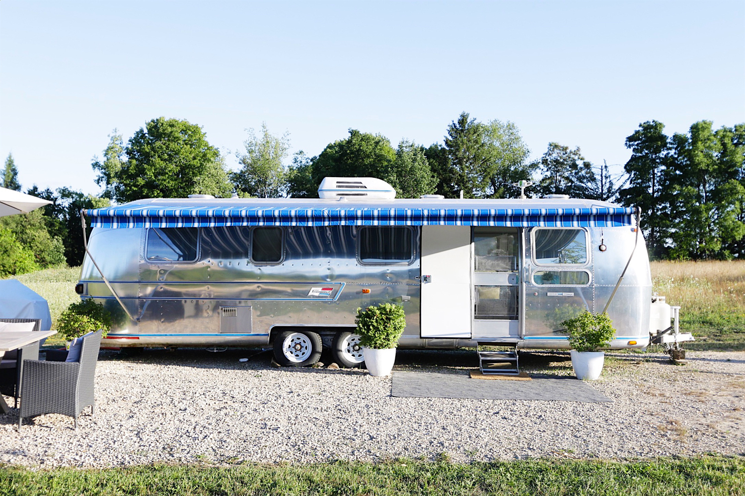 Dreamy Airstreamy is available for rent via @lynneknowlton https://lynneknowlton.com/airstream-vacation-rental/ DESIGN THE LIFE YOU WANT TO LIVE