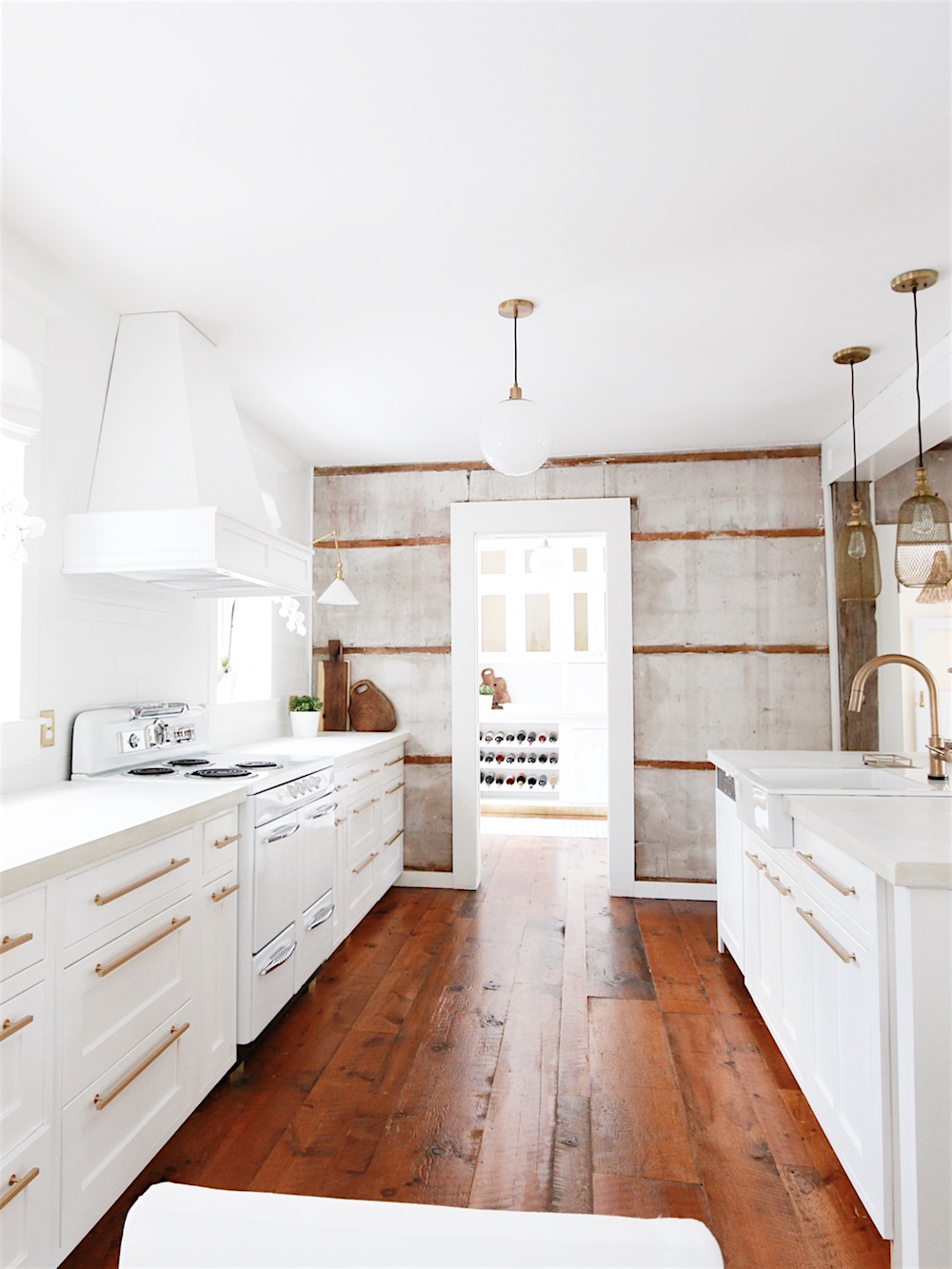 Before and after photos of an ahhhmazing kitchen renovation via @lynneknowlton | DESIGN THE LIFE YOU WANT TO LIVE. Enter the contest for a chance to win a champagne bronze faucet from @DeltaFaucetCan https://lynneknowlton.com/giveaways/faucet/