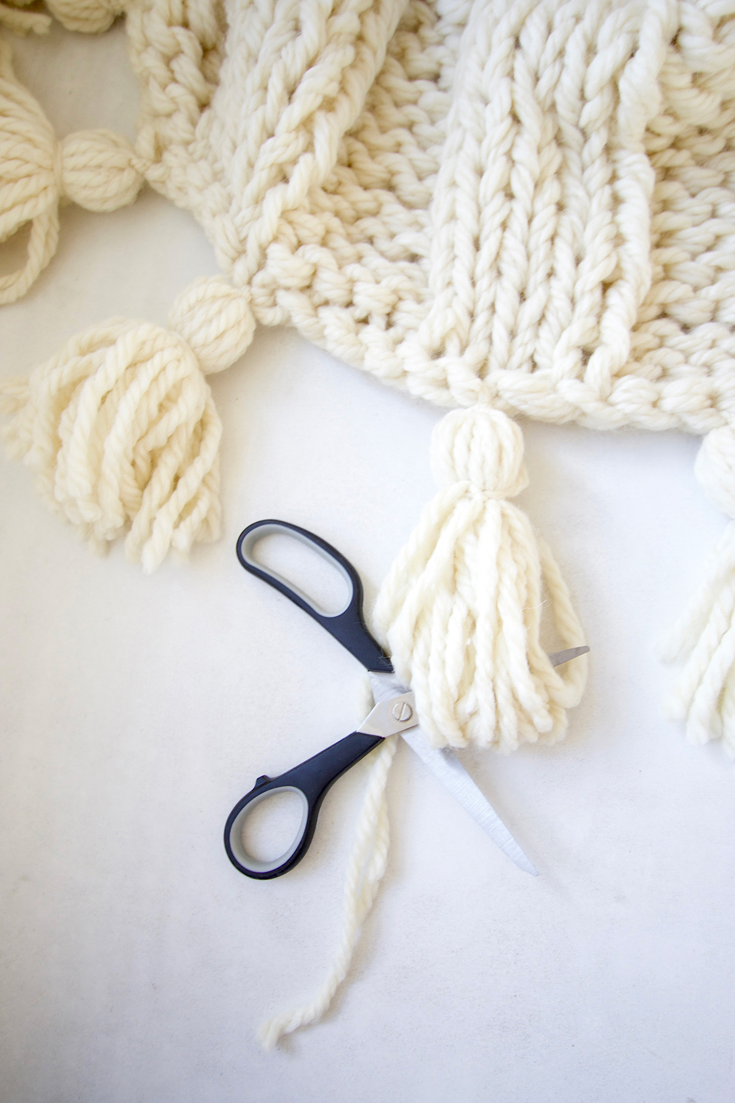 How to make wool tassels for your chunky knit blanket. A step by step