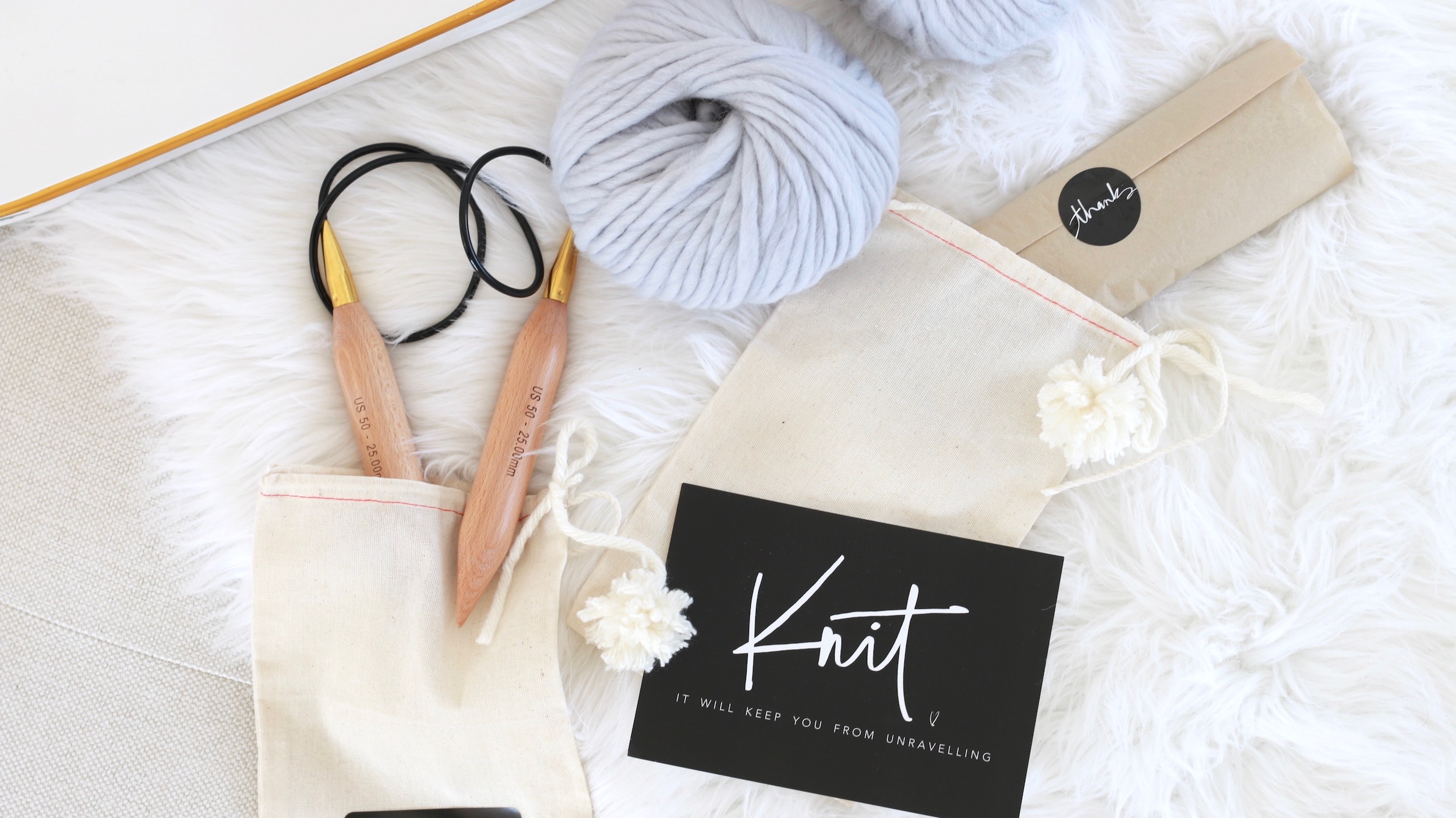 FREE chunky knit blanket pattern. Knit a blanket in a weekend! Easy beginner pattern!