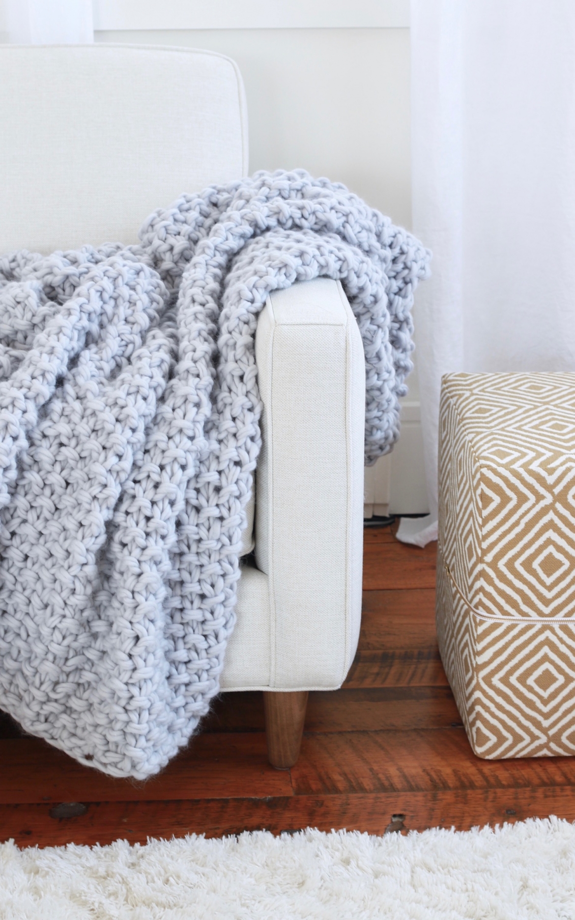 Knit your own chunky knit blanket ! Fabulous patterns, wool, knitting needles and chunky knit blanket kits via Lynne Knowlton | DESIGN THE LIFE YOU WANT TO LIVE