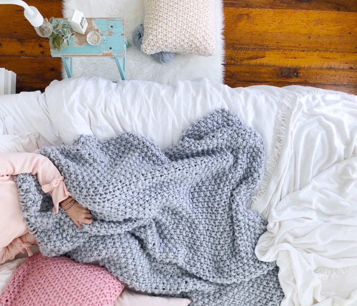 FREE chunky knit blanket pattern. Knit a blanket in a weekend! Easy