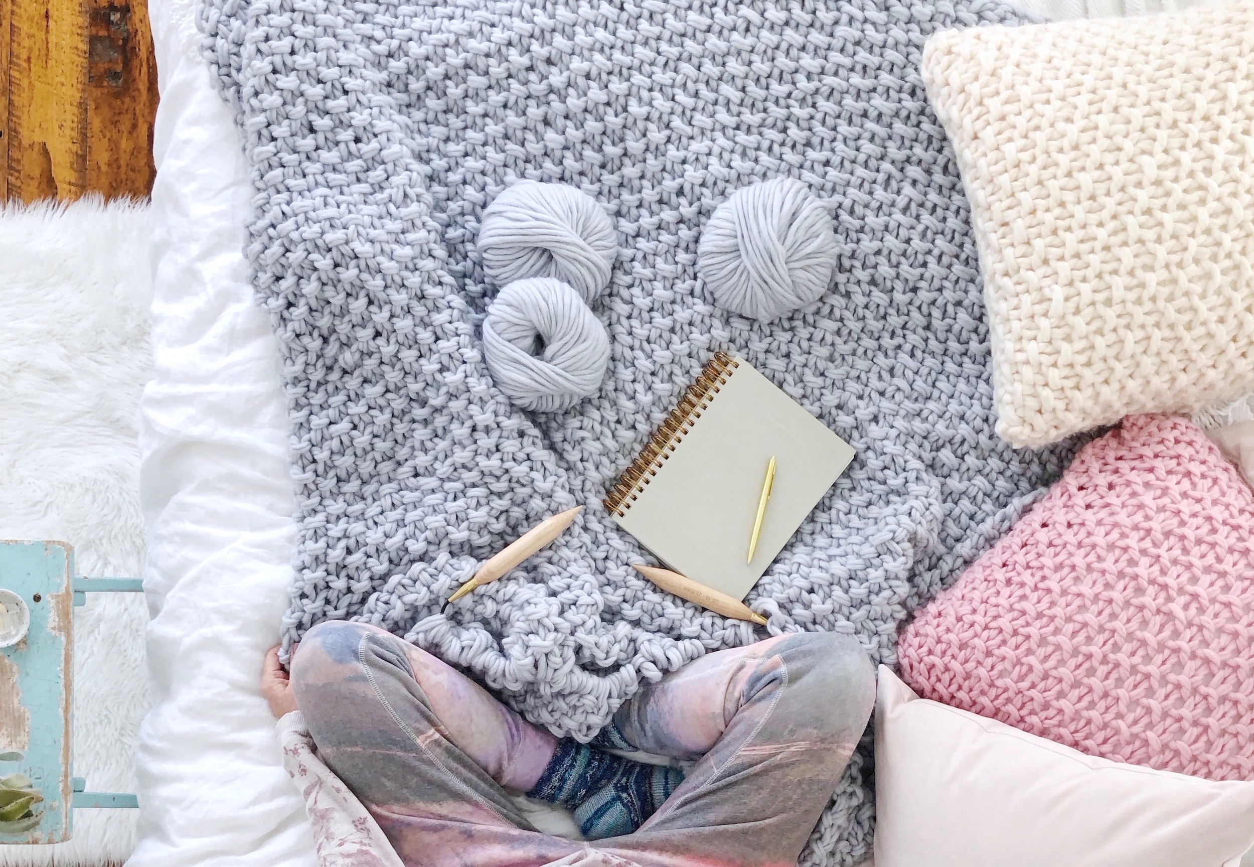 Knit your own chunky knit blanket ! Fabulous patterns, wool, knitting needles and chunky knit blanket kits via Lynne Knowlton | DESIGN THE LIFE YOU WANT TO LIVE 