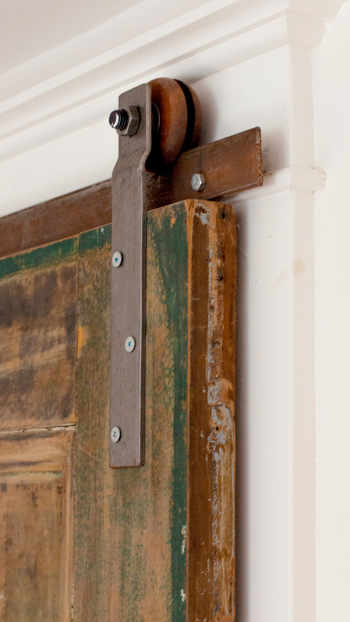 DIY door track hardware : Create your own door track hardware using old vintage doors. We’ll show you how. Save tons of money and have gorgeous art-like doors for your home. 