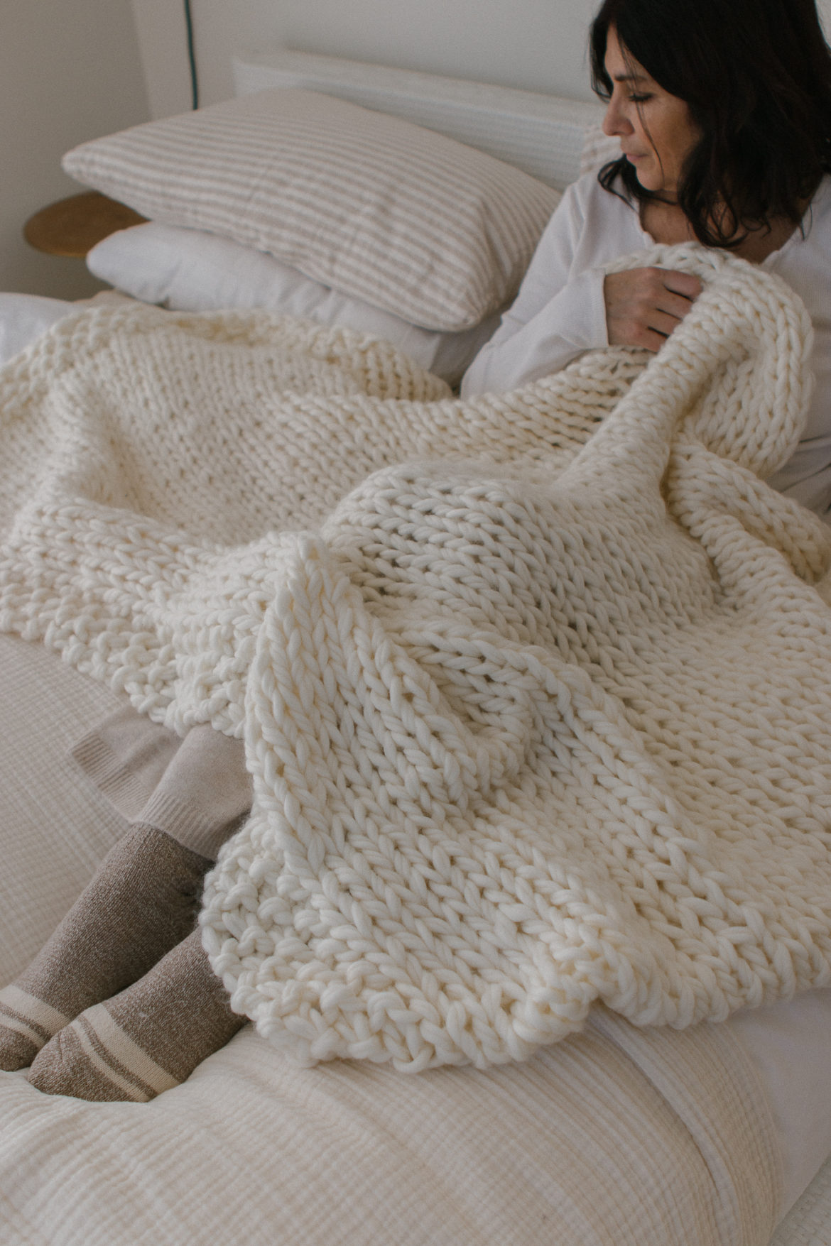 Free blanket pattern : How to knit a chunky knit blanket. Everything you need to know to knit a chunky wool blanket. Wool, needles and pattern included in kit.