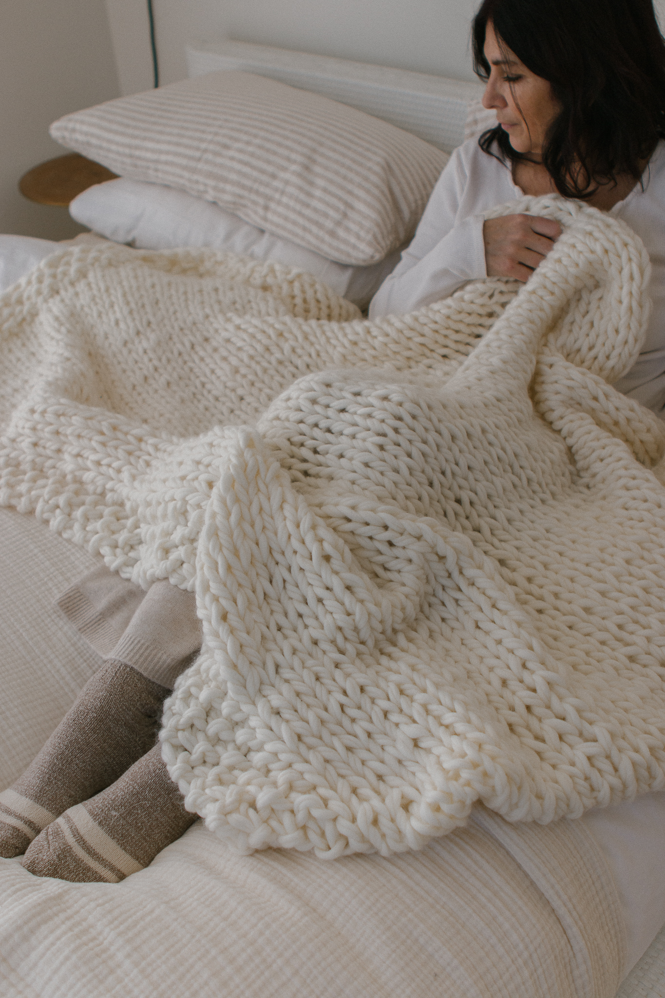 FREE chunky knit blanket pattern. Knit a blanket in a weekend! Easy