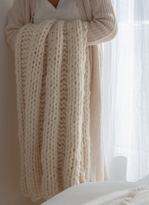 FREE chunky knit blanket pattern. Knit a blanket in a weekend! Easy ...