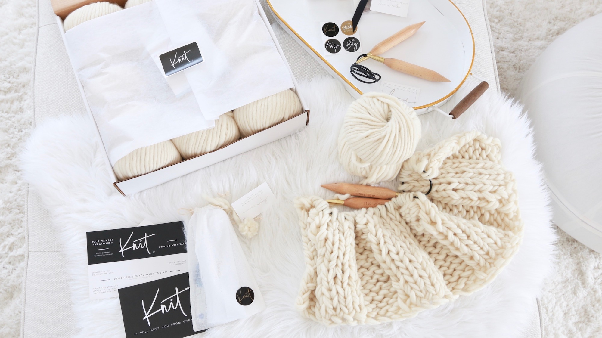 FREE chunky knit blanket pattern. Knit a blanket in a weekend! Easy beginner pattern! 