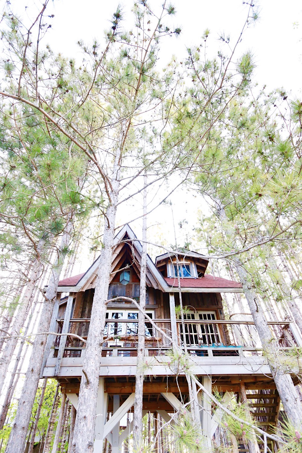 Rent the treehouse retreat via @lynneknowlton ...cabin and treehouse vacation rental on DESIGN THE LIFE YOU WANT TO LIVE