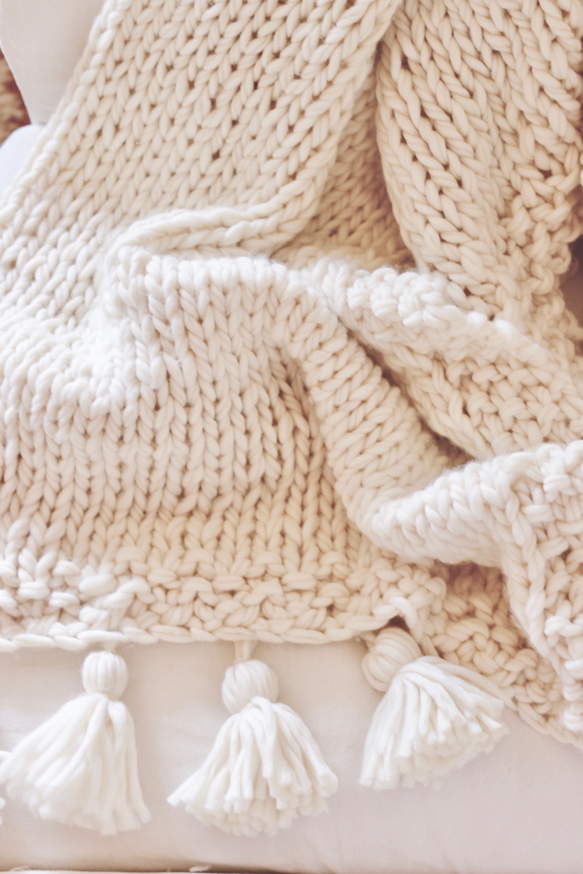FREE Chunky Knit Blanket Pattern with tassels ! Design The Life You