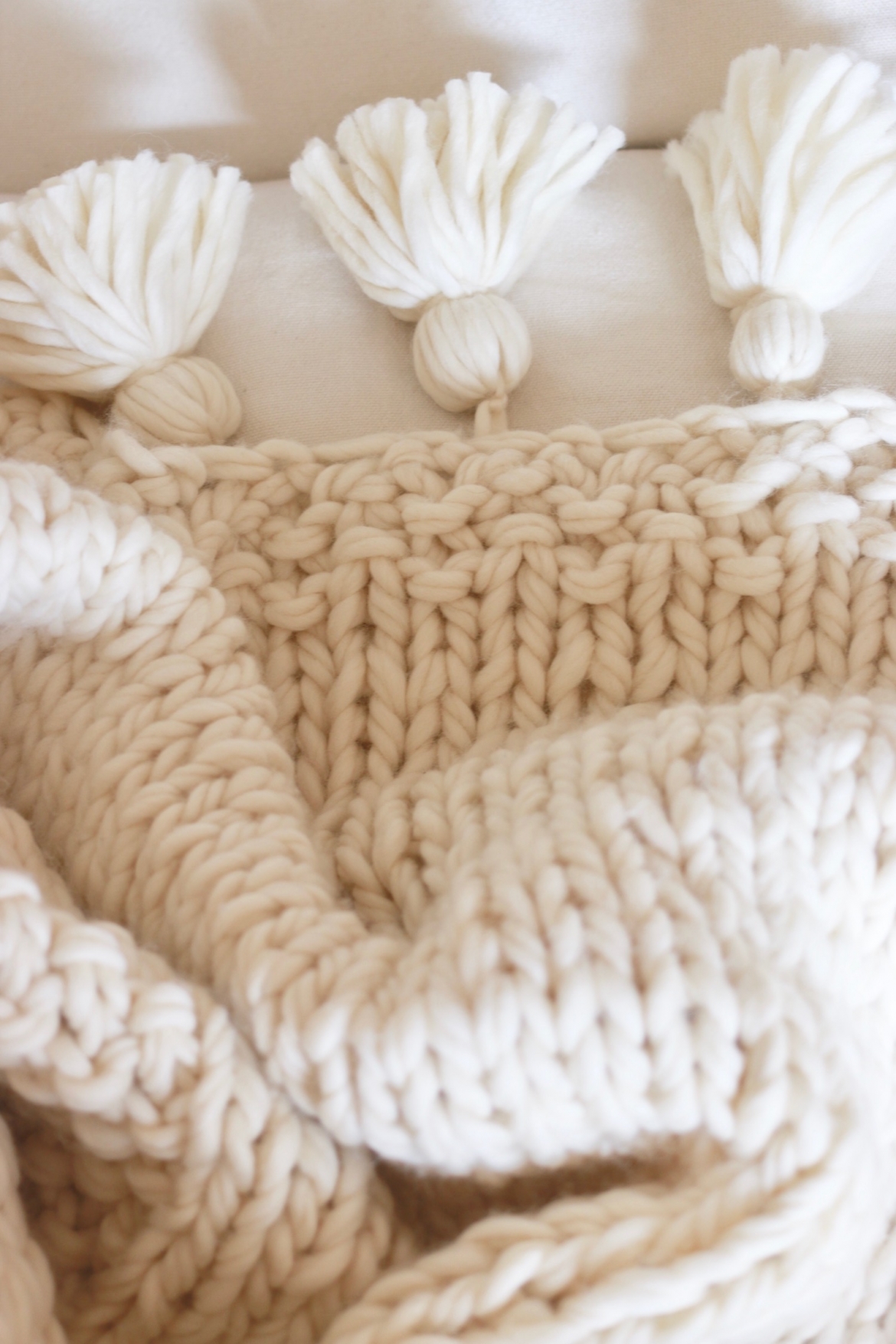 FREE Chunky Knit Blanket Pattern with tassels ! Design The Life You