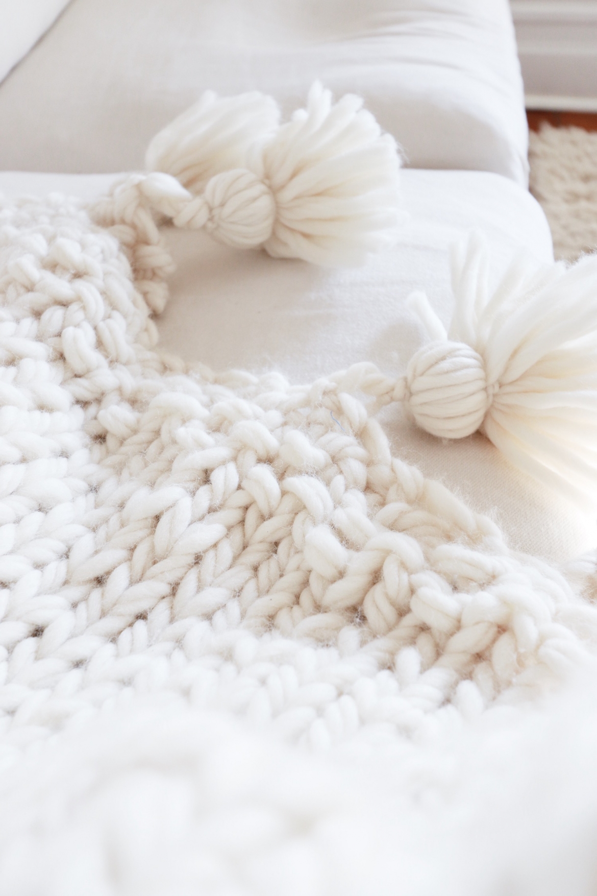 FREE Chunky Knit Blanket Pattern with tassels ! Design The Life You