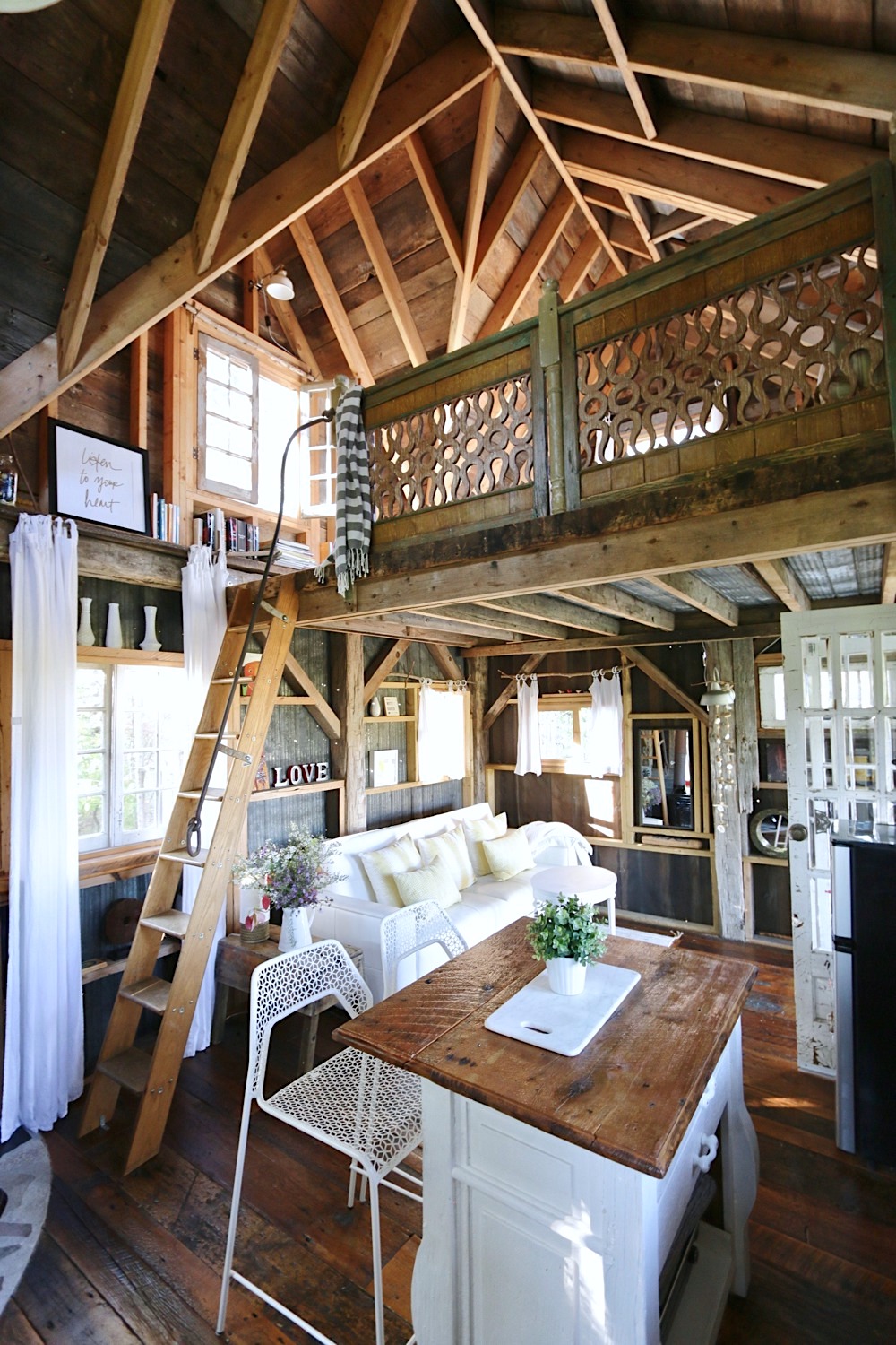 Experience sleeping in a #treehouse ! Ranked one of the top treehouses in the world! www.lynneknowlton.com