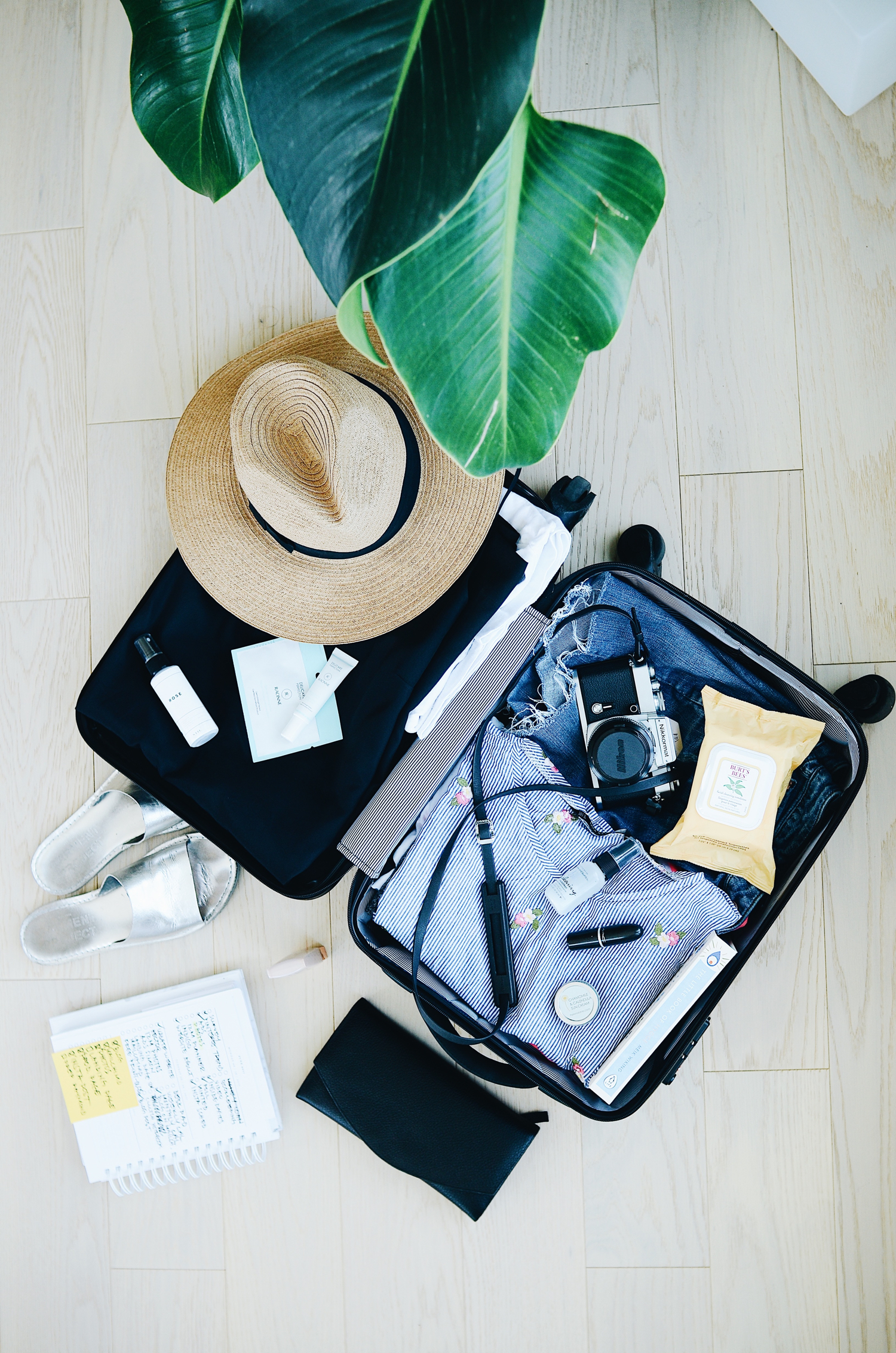 TRAVEL ESSENTIALS : Find out what I love to pack when I travel. I've got baggage. Like whoa! Read more on DESIGN THE LIFE YOU WANT TO LIVE by Lynne Knowlton